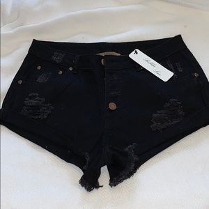 Bobbles and Lace black jean shorts size small